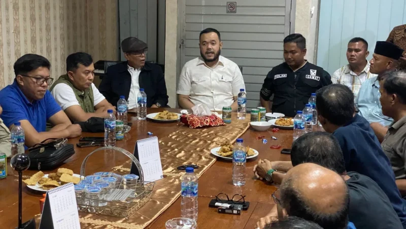Wali Kota Padang Fadly Amran memimpin mediasi kericuhan yang terjadi di Kelurahan Padang Sarai, Kecamatan Koto Tangah, Minggu (27/7/2025). (Foto: Prokopim Padang)