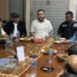 Wali Kota Padang Fadly Amran memimpin mediasi kericuhan yang terjadi di Kelurahan Padang Sarai, Kecamatan Koto Tangah, Minggu (27/7/2025). (Foto: Prokopim Padang)