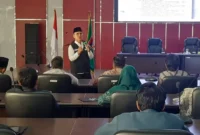 Kabid Kewaspadaan Nasional dan Penangangan Konflik Badan Kesbangpol Padang Agus Suherman menyampaikan materi pada Sosialisasi FKDM, Rabu (23/7/2025).