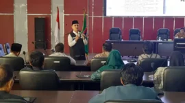 Kabid Kewaspadaan Nasional dan Penangangan Konflik Badan Kesbangpol Padang Agus Suherman menyampaikan materi pada Sosialisasi FKDM, Rabu (23/7/2025).