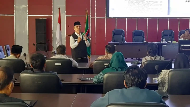 Kabid Kewaspadaan Nasional dan Penangangan Konflik Badan Kesbangpol Padang Agus Suherman menyampaikan materi pada Sosialisasi FKDM, Rabu (23/7/2025).
