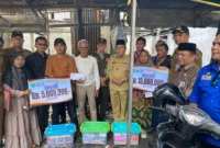 Wakil Wali Kota Padang Maigus Nasir menyerahkan bantuan untuk korban kebakaran di Jalan Ujung Tanah, RT 03 RW 09, Kecamatan Lubeg, Senin (21/7/2025). (Foto: Prokopim Padang)