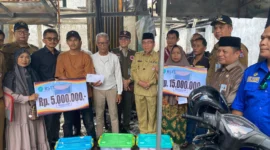 Wakil Wali Kota Padang Maigus Nasir menyerahkan bantuan untuk korban kebakaran di Jalan Ujung Tanah, RT 03 RW 09, Kecamatan Lubeg, Senin (21/7/2025). (Foto: Prokopim Padang)