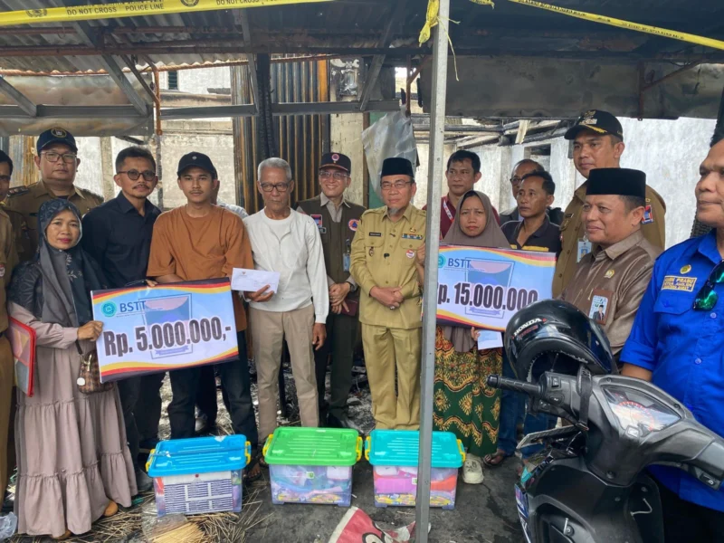Wakil Wali Kota Padang Maigus Nasir menyerahkan bantuan untuk korban kebakaran di Jalan Ujung Tanah, RT 03 RW 09, Kecamatan Lubeg, Senin (21/7/2025). (Foto: Prokopim Padang)