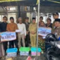 Wakil Wali Kota Padang Maigus Nasir menyerahkan bantuan untuk korban kebakaran di Jalan Ujung Tanah, RT 03 RW 09, Kecamatan Lubeg, Senin (21/7/2025). (Foto: Prokopim Padang)