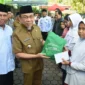 Wakil Wali Kota Padang Maigus Nasir didampingi Kakan Kemenag Edy Oktafiandi menyerahkan bantuan kepada penerima manfaat pada Festival Muharram 1447 H, Selasa (8/7/2025). (Foto: Prokopim Padang)