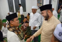 Wali Kota Padang Fadly Amran menyambut Ustad Gus Nur di Masjid Nur Jannah, pada Jumat malam (4/7/2025). (Foto: Prokopim Padang)