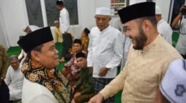 Wali Kota Padang Fadly Amran menyambut Ustad Gus Nur di Masjid Nur Jannah, pada Jumat malam (4/7/2025). (Foto: Prokopim Padang)