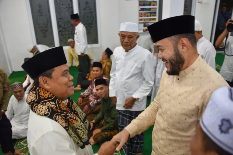 Wali Kota Padang Fadly Amran menyambut Ustad Gus Nur di Masjid Nur Jannah, pada Jumat malam (4/7/2025). (Foto: Prokopim Padang)