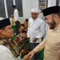 Wali Kota Padang Fadly Amran menyambut Ustad Gus Nur di Masjid Nur Jannah, pada Jumat malam (4/7/2025). (Foto: Prokopim Padang)