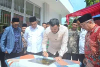 Wali Kota Padang Fadly Amran meresmikan Gedung Serbaguna Medan Nan Bapaneh Lubuk Minturun, Rabu (16/7/2025). (Foto: Prokopim Padang)