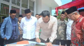 Wali Kota Padang Fadly Amran meresmikan Gedung Serbaguna Medan Nan Bapaneh Lubuk Minturun, Rabu (16/7/2025). (Foto: Prokopim Padang)
