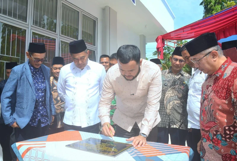 Wali Kota Padang Fadly Amran meresmikan Gedung Serbaguna Medan Nan Bapaneh Lubuk Minturun, Rabu (16/7/2025). (Foto: Prokopim Padang)