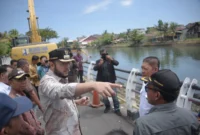 Wali Kota Padang Fadly Amran meninjau pengerukan Sungai Batang Arau di kawasan Seberang Palinggam, Kamis (24/7/2025). (Foto: Prokopim Padang)