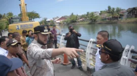 Wali Kota Padang Fadly Amran meninjau pengerukan Sungai Batang Arau di kawasan Seberang Palinggam, Kamis (24/7/2025). (Foto: Prokopim Padang)