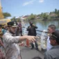 Wali Kota Padang Fadly Amran meninjau pengerukan Sungai Batang Arau di kawasan Seberang Palinggam, Kamis (24/7/2025). (Foto: Prokopim Padang)