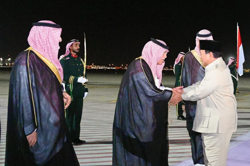 Presiden Prabowo Subianto tiba di Jeddah, Arab Saudi, pada Selasa (1/7/2025) untuk memulai kunjungan kenegaraan. (BPMI Setpres)