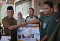 Wali Kota Padang, Maigus Nasir menyerahkan bantuan kepada korban kebakaran, Selasa (8/7/2025). (Foto: Prokopim Padang)