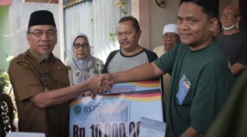 Wali Kota Padang, Maigus Nasir menyerahkan bantuan kepada korban kebakaran, Selasa (8/7/2025). (Foto: Prokopim Padang)
