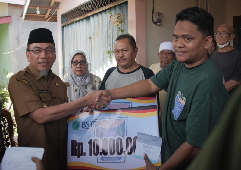 Wali Kota Padang, Maigus Nasir menyerahkan bantuan kepada korban kebakaran, Selasa (8/7/2025). (Foto: Prokopim Padang)