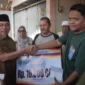 Wali Kota Padang, Maigus Nasir menyerahkan bantuan kepada korban kebakaran, Selasa (8/7/2025). (Foto: Prokopim Padang)