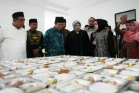 Menteri Agama Nasaruddin Umar meresmikan Dapur SPPG atau Dapur MBG di lingkungan Pondok Pesantren Al-Ikhlas, Desa Ujung, Kabupaten Bone, Minggu (27/7/2025). (Foto: Kemenag)