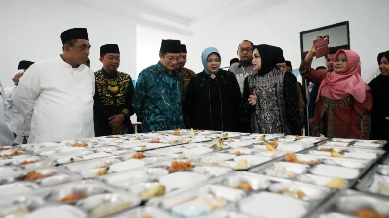 Menteri Agama Nasaruddin Umar meresmikan Dapur SPPG atau Dapur MBG di lingkungan Pondok Pesantren Al-Ikhlas, Desa Ujung, Kabupaten Bone, Minggu (27/7/2025). (Foto: Kemenag)
