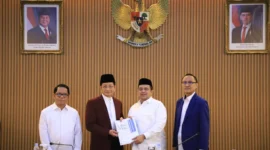 Menag Nasaruddin Umar bersama Kepala BPJPH Ahmad Haikal Hassan di Kantor Kementerian Agama pada Selasa (29/7/2025). (Foto: Ikhsan)