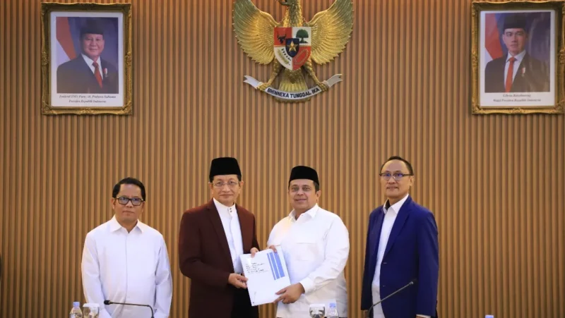 Menag Nasaruddin Umar bersama Kepala BPJPH Ahmad Haikal Hassan di Kantor Kementerian Agama pada Selasa (29/7/2025). (Foto: Ikhsan)