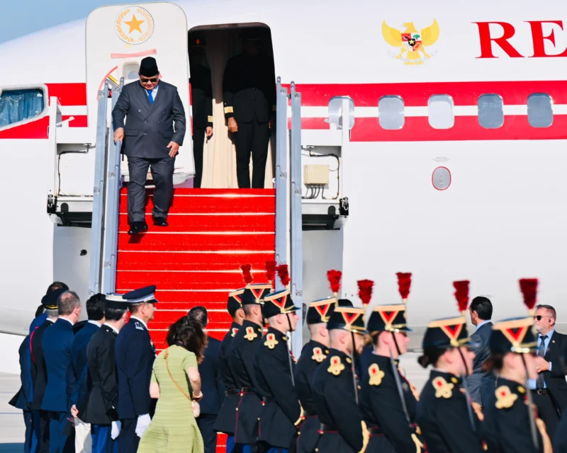 Presiden Prabowo Subianto tiba di Paris pada Minggu (13/7/2025) pukul 18.35 waktu setempat, setelah menempuh penerbangan dari Brussel. (Foto: BPMI Setpres)