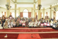 Wakil Wali Kota Padang Maigus Nasir menyerahkan dana operasional triwulan II 2025 untuk Kecamatan Nanggalo di Masjid Al Huda, Kelurahan Gurun Laweh, Rabu (16/7/2025). (Foto: Prokopim Padang)