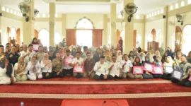 Wakil Wali Kota Padang Maigus Nasir menyerahkan dana operasional triwulan II 2025 untuk Kecamatan Nanggalo di Masjid Al Huda, Kelurahan Gurun Laweh, Rabu (16/7/2025). (Foto: Prokopim Padang)