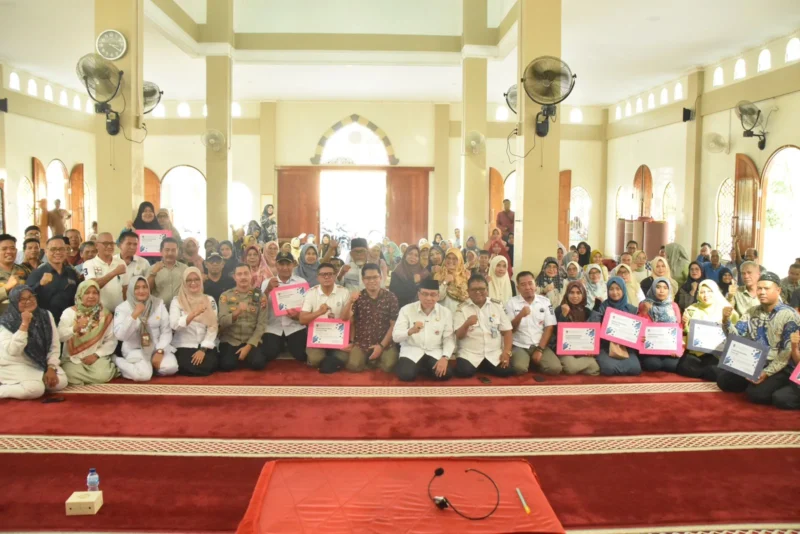 Wakil Wali Kota Padang Maigus Nasir menyerahkan dana operasional triwulan II 2025 untuk Kecamatan Nanggalo di Masjid Al Huda, Kelurahan Gurun Laweh, Rabu (16/7/2025). (Foto: Prokopim Padang)