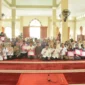 Wakil Wali Kota Padang Maigus Nasir menyerahkan dana operasional triwulan II 2025 untuk Kecamatan Nanggalo di Masjid Al Huda, Kelurahan Gurun Laweh, Rabu (16/7/2025). (Foto: Prokopim Padang)