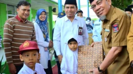 Wakil Wali Kota Padang Maigus Nasir menyerahkan bantuan seragam gratis kepada siswa madrasah di MTsN 6 Kota Padang, Selasa (22/7/2025). (Foto: Prokopim Padang)