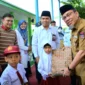 Wakil Wali Kota Padang Maigus Nasir menyerahkan bantuan seragam gratis kepada siswa madrasah di MTsN 6 Kota Padang, Selasa (22/7/2025). (Foto: Prokopim Padang)