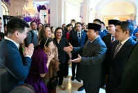 Presiden Prabowo Subianto disambut hangat oleh puluhan diaspora Indonesia yang telah menanti dengan penuh antusiasme. (Foto: BPMI Setpres)
