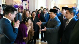 Presiden Prabowo Subianto disambut hangat oleh puluhan diaspora Indonesia yang telah menanti dengan penuh antusiasme. (Foto: BPMI Setpres)