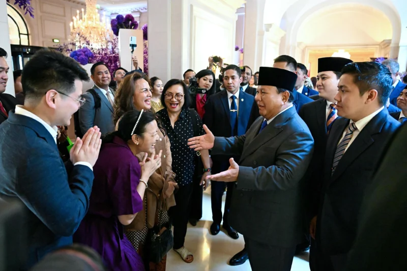 Presiden Prabowo Subianto disambut hangat oleh puluhan diaspora Indonesia yang telah menanti dengan penuh antusiasme. (Foto: BPMI Setpres)