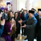Presiden Prabowo Subianto disambut hangat oleh puluhan diaspora Indonesia yang telah menanti dengan penuh antusiasme. (Foto: BPMI Setpres)