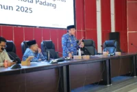 Waki Wali Kota Padang Maigus memimpin Rapat Optimalisasi Persiapan Launching Smart Surau di Gedung Bagindo Aziz Chan, Kantor Balai Kota Padang, Kamis (17/7/2025). (Foto: Prokopim Padang)