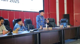 Waki Wali Kota Padang Maigus memimpin Rapat Optimalisasi Persiapan Launching Smart Surau di Gedung Bagindo Aziz Chan, Kantor Balai Kota Padang, Kamis (17/7/2025). (Foto: Prokopim Padang)