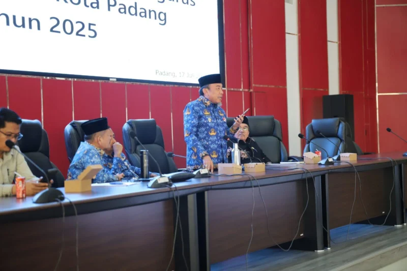 Waki Wali Kota Padang Maigus memimpin Rapat Optimalisasi Persiapan Launching Smart Surau di Gedung Bagindo Aziz Chan, Kantor Balai Kota Padang, Kamis (17/7/2025). (Foto: Prokopim Padang)