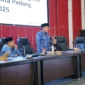 Waki Wali Kota Padang Maigus memimpin Rapat Optimalisasi Persiapan Launching Smart Surau di Gedung Bagindo Aziz Chan, Kantor Balai Kota Padang, Kamis (17/7/2025). (Foto: Prokopim Padang)