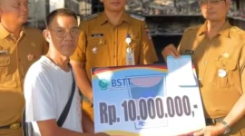Camat Lubeg Nofiandi Amir menyerahkan bantuan Pemko Padang kepada korban kebakaran di Gates Nan XX, Senin (30/6/2025). (Foto: Ist)