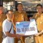 Camat Lubeg Nofiandi Amir menyerahkan bantuan Pemko Padang kepada korban kebakaran di Gates Nan XX, Senin (30/6/2025). (Foto: Ist)