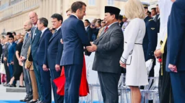 Presiden Prabowo Subianto mencatatkan sejarah sebagai Presiden RI pertama yang menjadi tamu kehormatan dalam upacara peringatan Hari Nasional Prancis atau Bastille Day, di Paris, Prancis pada Senin (14/7/2025). (Foto: BPMI Setpres)