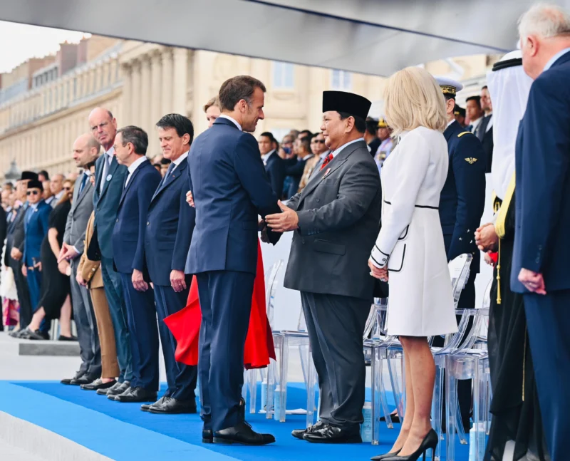 Presiden Prabowo Subianto mencatatkan sejarah sebagai Presiden RI pertama yang menjadi tamu kehormatan dalam upacara peringatan Hari Nasional Prancis atau Bastille Day, di Paris, Prancis pada Senin (14/7/2025). (Foto: BPMI Setpres)