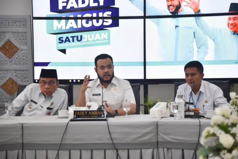 Wali Kota Padang Fadly Amran memimpin rakor persiapan peringatan Hari Jadi ke-356 Kota Padang di Gedung Putih Rumah Dinas Wali Kota Padang, Rabu (23/7/2025). (Foto: Prokopim Padang)