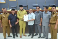 Pemko Padang mengajukan Nota Pengantar Dokumen KUA-PPAS 2026 kepada DPRD Padang, Senin (14/7/2025). (Foto: Prokopim Padang)